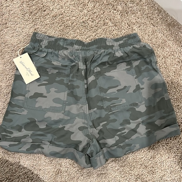Ladies Small Universal Thread Camo Shorts - Picture 2 of 3